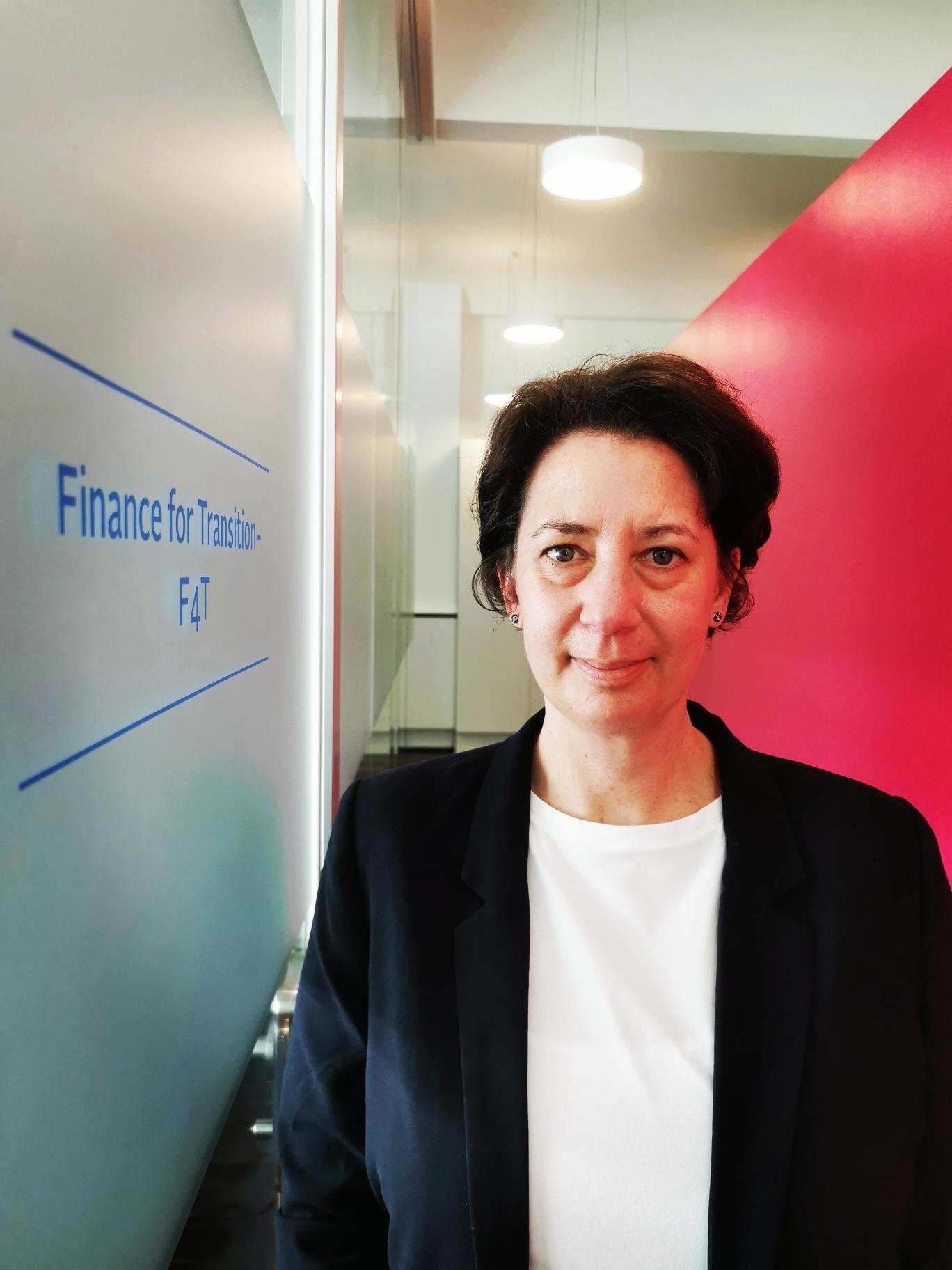 Katharina Hartmann im Büro